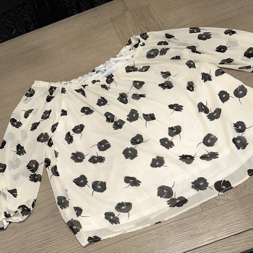 Gilli White and Black Floral Top